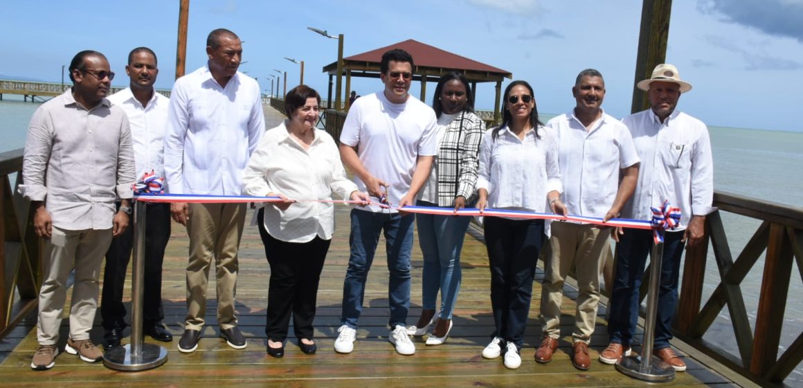 Ministro Collado entrega reconstruido muelle turístico de Miches.