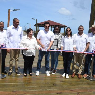 Ministro Collado entrega reconstruido muelle turístico de Miches.