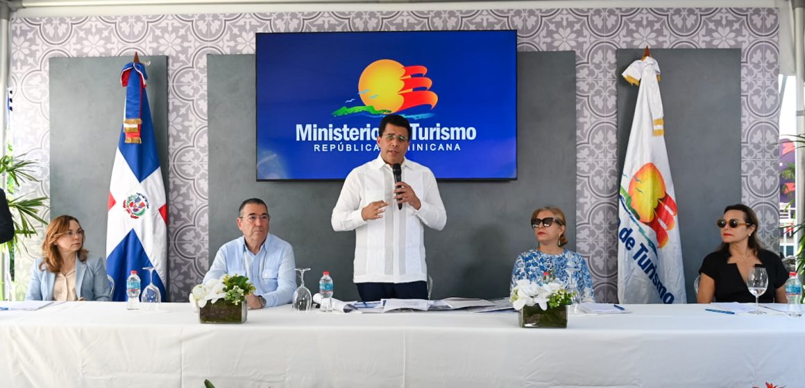 IMG-20251031-WA0067 Ministro Collado entrega 11 calles reconstruidas en Ciudad Colonial.