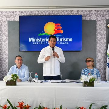 Ministro Collado entrega 11 calles reconstruidas en Ciudad Colonial.