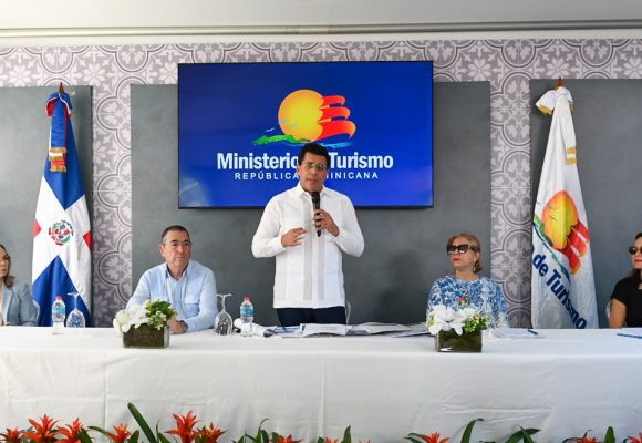 Ministro Collado entrega 11 calles reconstruidas en Ciudad Colonial.