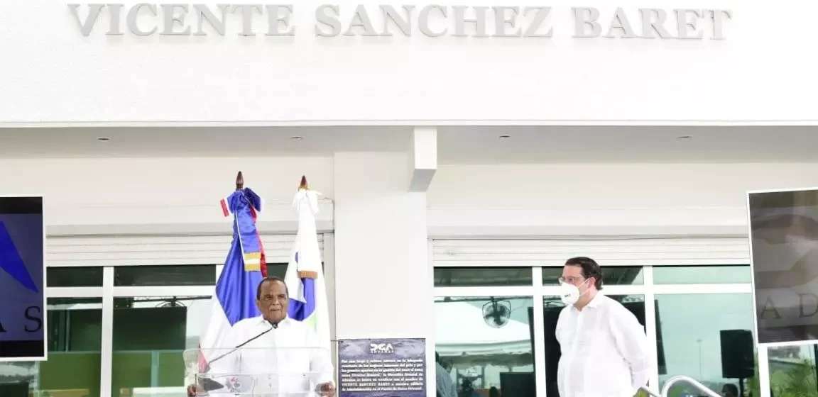 Yayo-y-Vicente-Baret-en-adunas.-jpg Yayo Sanz Lovatón destaca aportes institucionales de Vicente Sánchez Baret en Aduanas