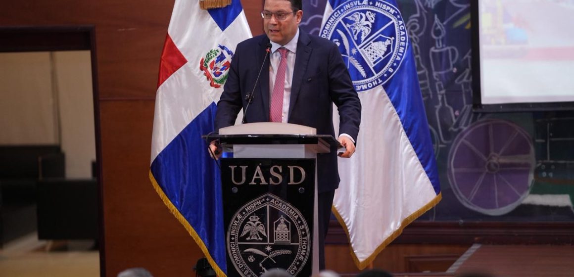 Sanz Lovatón expone sobre la logística como nuevo eje económico ante estudiantes de la UASD