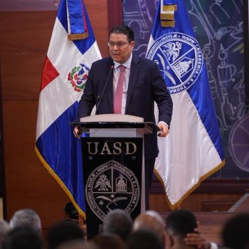 Sanz Lovatón expone sobre la logística como nuevo eje económico ante estudiantes de la UASD