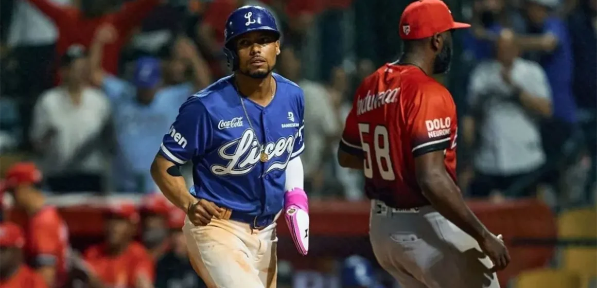 Licey vence al Escogido en extrainnings con wild pitch en noche inaugural
