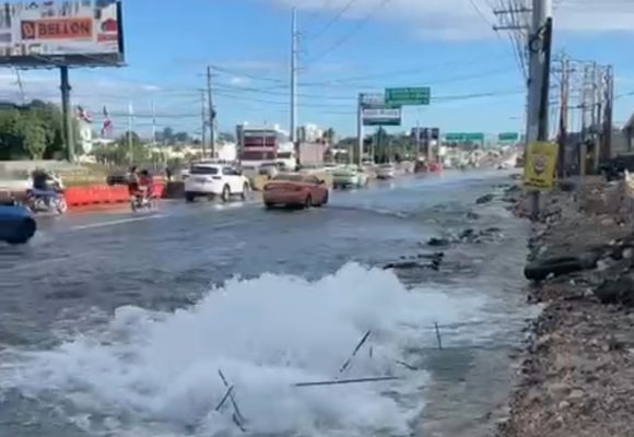 055bf15d-0a91-4ab2-a410-592aadb4563a CAASD trabaja en corrección de avería en tubería de 30 pulgadas provocada por trabajos del Metro