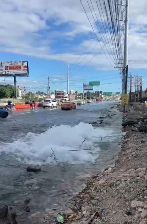 055bf15d-0a91-4ab2-a410-592aadb4563a CAASD trabaja en corrección de avería en tubería de 30 pulgadas provocada por trabajos del Metro