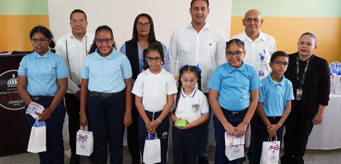 El INABIE mejora la calidad de vida de 302 estudiantes de Jarabacoa con la entrega de lentes correctivos