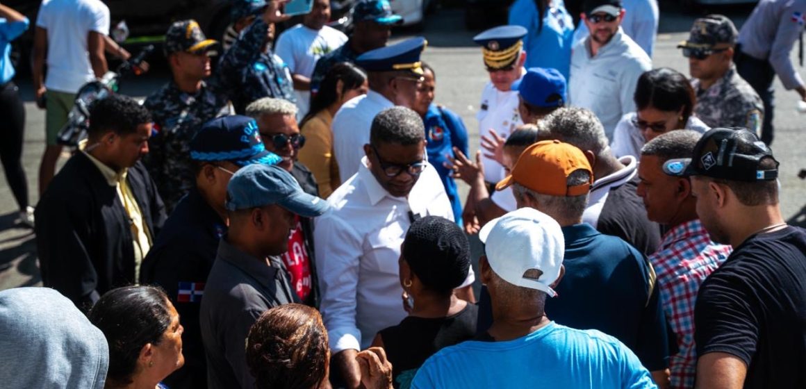 Propeep dona dos motocicletas al destacamento de la Policía Nacional en La Zurza II para fortalecer la seguridad en la zona