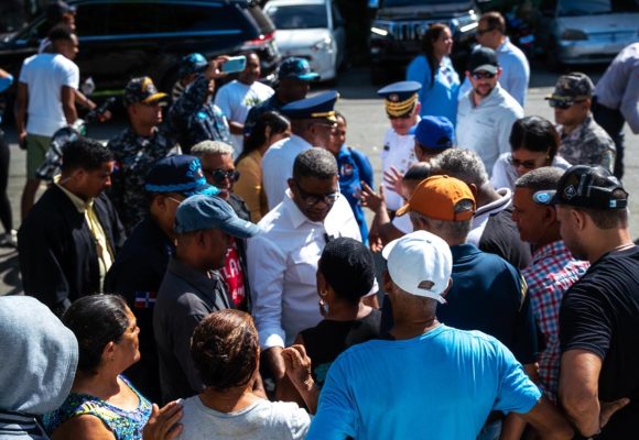 Propeep dona dos motocicletas al destacamento de la Policía Nacional en La Zurza II para fortalecer la seguridad en la zona