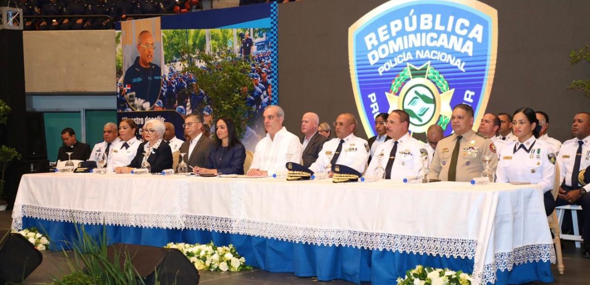 58f2eb12-daeb-44c5-844a-523b563c05b5 Presidente Abinader juramenta 2,421 nuevos agentes, con ello suman 6,500 policías formados en el marco de la Reforma Policial