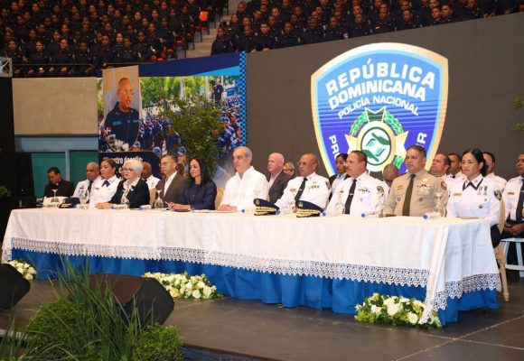 58f2eb12-daeb-44c5-844a-523b563c05b5 Presidente Abinader juramenta 2,421 nuevos agentes, con ello suman 6,500 policías formados en el marco de la Reforma Policial