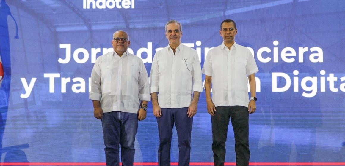 Abinader encabeza entrega de RD$150 millones en créditos para 630 mipymes en DN; Indotel impulsa programa de alfabetización digital