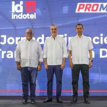 Abinader encabeza entrega de RD$150 millones en créditos para 630 mipymes en DN; Indotel impulsa programa de alfabetización digital