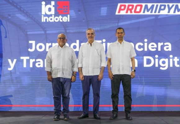 Abinader encabeza entrega de RD$150 millones en créditos para 630 mipymes en DN; Indotel impulsa programa de alfabetización digital