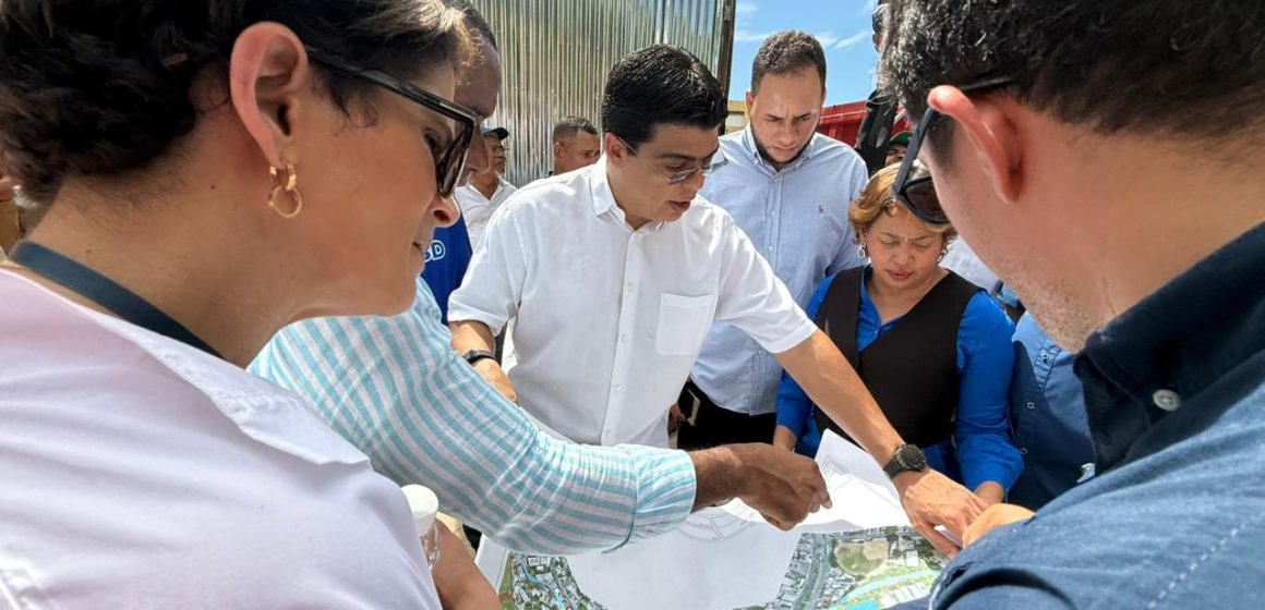 El director de la CAASD en Guajimía Fellito Suberví supervisa avances en trabajos cañada Guajimía que beneficiarán a 350 mil personas en SDO