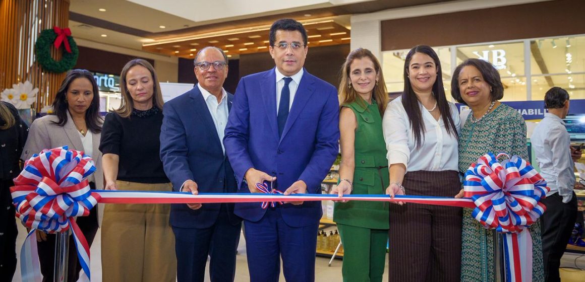 Feria Emprendedores David Collado inaugura feria de Emprendedores en Santiago.