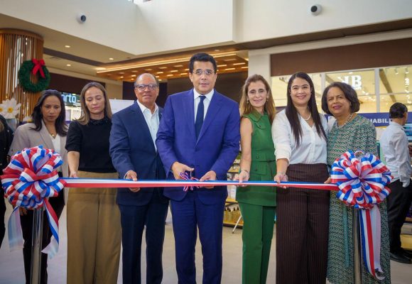 Feria Emprendedores David Collado inaugura feria de Emprendedores en Santiago.