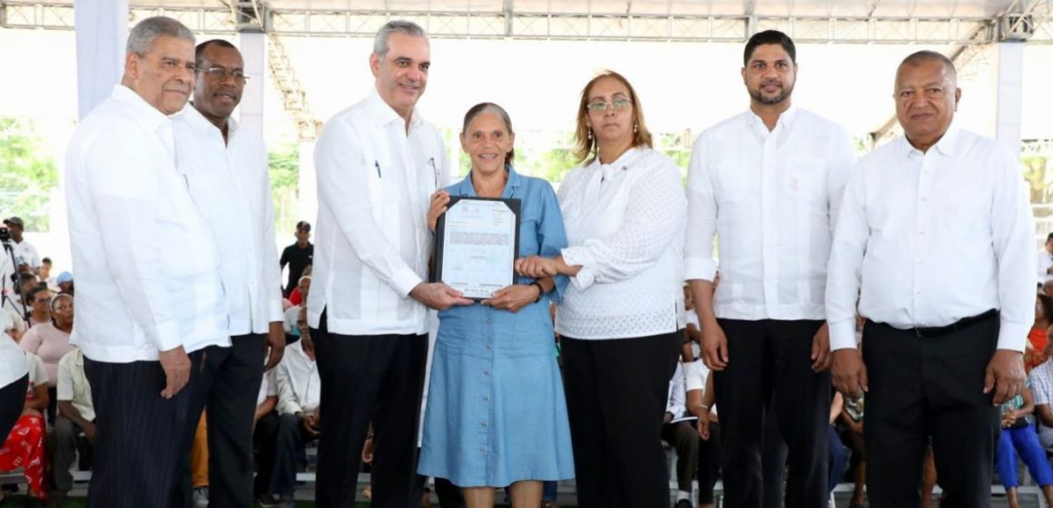 Foto web_14 Presidente Abinader entrega 1,445 títulos de propiedad de un total de 3,300, en San Cristóbal, que benefician a más de 4,800 personas