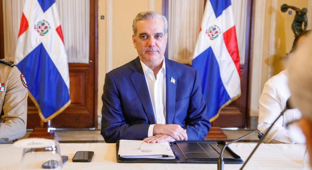 Abinader observa ley sobre gestión de residuos sólidos e incluye desmonte al uso de foam