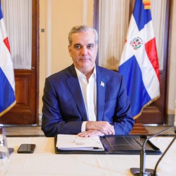 IMG_3375 Abinader observa ley sobre gestión de residuos sólidos e incluye desmonte al uso de foam