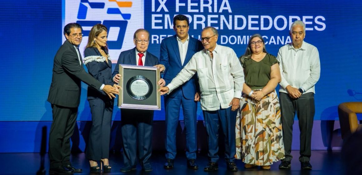 IMG_3573 Feria Emprendedores y Universidades reconocen a Pepín Corripio, Frank Rainieri y Ligia Bonetti por sus aportes al desarrollo nacional.