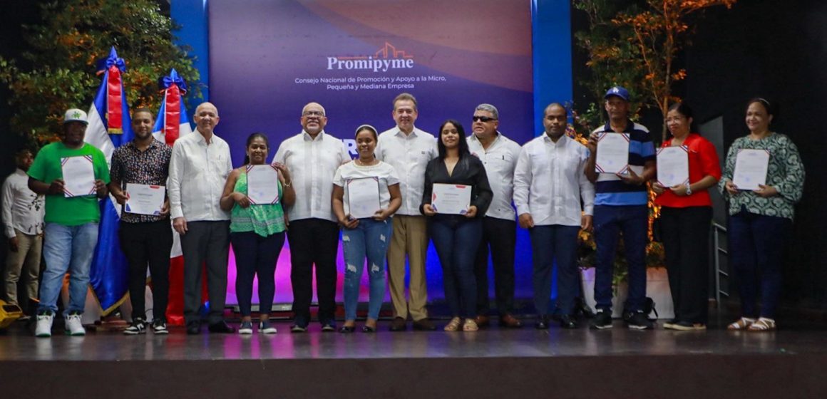 ad4cca09-6d73-419d-8eb1-d55d6827633a Gobierno entrega RD$1,500 millones en préstamos a microempresarios afectados por tormenta Melissa