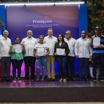 Gobierno entrega RD$1,500 millones en préstamos a microempresarios afectados por tormenta Melissa