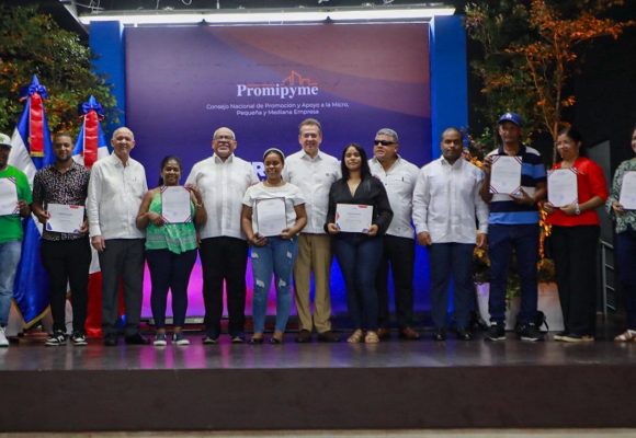 ad4cca09-6d73-419d-8eb1-d55d6827633a Gobierno entrega RD$1,500 millones en préstamos a microempresarios afectados por tormenta Melissa