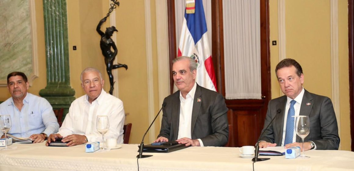 Presidente Abinader impulsa acciones para garantizar abastecimiento y estabilidad de precios durante la temporada navideña en todo el país