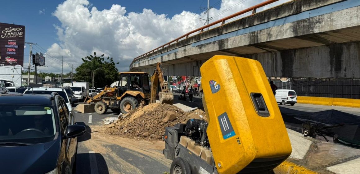 ff505b5d-9bd2-4c6b-843d-d7d83310d1b6 La CAASD trabaja en reparación de avería en línea de agua potable bajo elevado Churchill con Kennedy