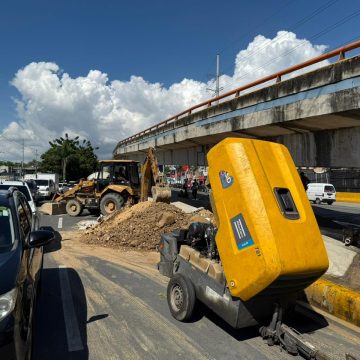 La CAASD trabaja en reparación de avería en línea de agua potable bajo elevado Churchill con Kennedy