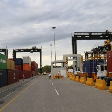 10_Eco_17_1p01-900x691 Aduanas recauda RD$240 mil millones