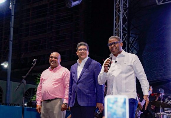 Propeep da inicio a festividades navideñas con encendido Parque de las Luces en SDE