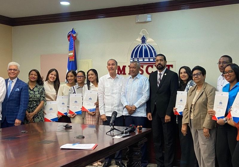 50547a28-fc74-48a7-88cc-7afa7fa7e28a Gobierno otorga 38,248 becas nacionales, 9,292 internacionales y 146,000 becas en lenguas extranjeras