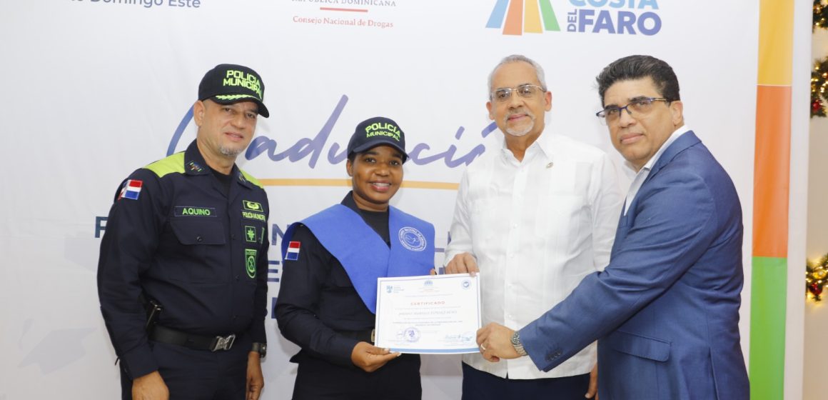 CND certifica a 163 policías municipales de Santo Domingo Este como multiplicadores en prevención del consumo de drogas