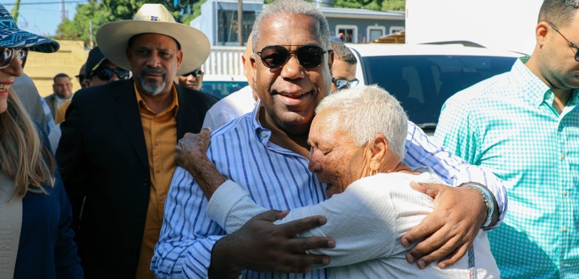 Tony Peña dirige intensas jornadas sociales en la Línea Noroeste para garantizar inclusión y bienestar a familias vulnerables.