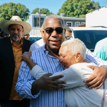 Tony Peña dirige intensas jornadas sociales en la Línea Noroeste para garantizar inclusión y bienestar a familias vulnerables.