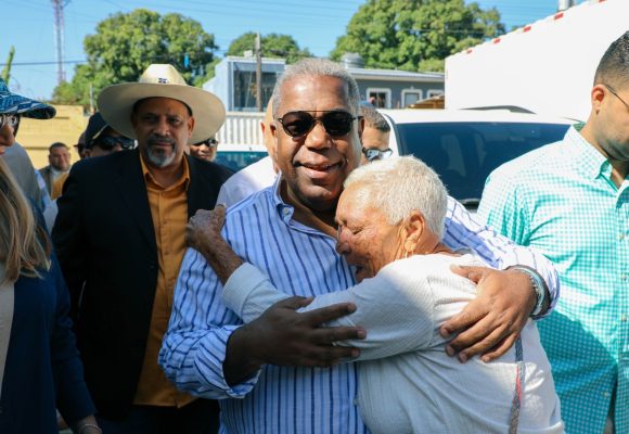 9c47381b-983b-4517-92b2-9b809a4b982e Tony Peña dirige intensas jornadas sociales en la Línea Noroeste para garantizar inclusión y bienestar a familias vulnerables.