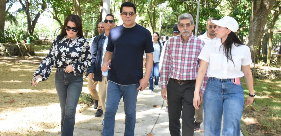 Ministro de Turismo supervisa reconstrucción del Parque Nacional Submarino La Caleta.