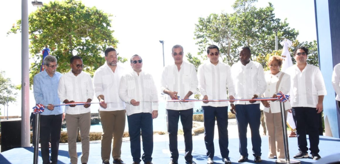 PHOTO-2025-12-15-14-31-54 Presidente Abinader y ministro Collado inauguran remodelado Parque Submarino La Caleta.