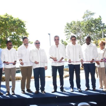 Presidente Abinader y ministro Collado inauguran remodelado Parque Submarino La Caleta.
