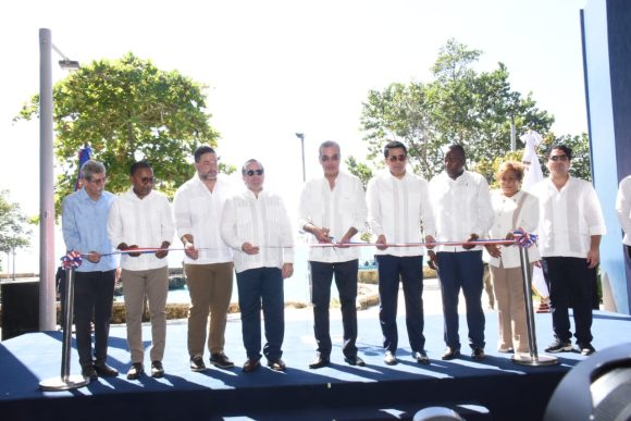 PHOTO-2025-12-15-14-31-54 Presidente Abinader y ministro Collado inauguran remodelado Parque Submarino La Caleta.
