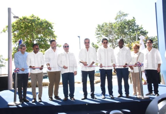PHOTO-2025-12-15-14-31-54 Presidente Abinader y ministro Collado inauguran remodelado Parque Submarino La Caleta.