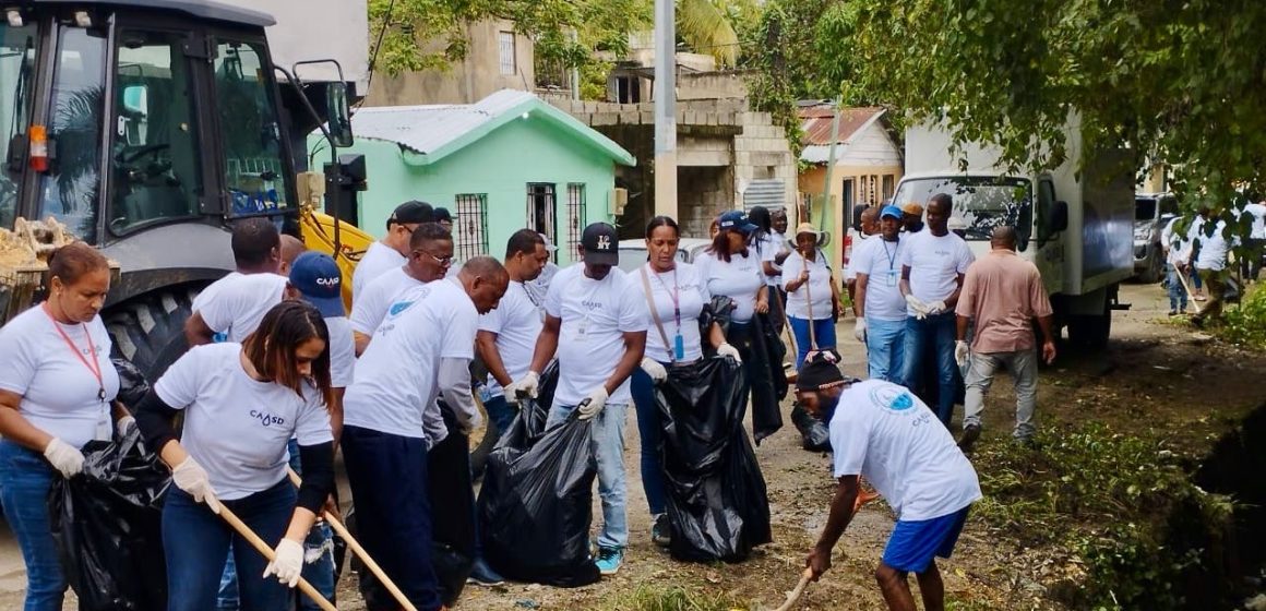 cd0a1ec4-373c-4105-8dab-1281da5fd8e2 CAASD recolecta toneladas desechos en jornada de limpieza de cañadas en el GSD