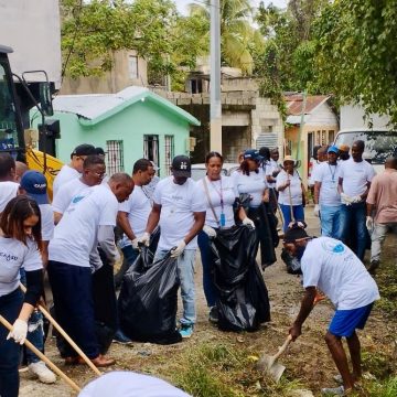 cd0a1ec4-373c-4105-8dab-1281da5fd8e2 CAASD recolecta toneladas desechos en jornada de limpieza de cañadas en el GSD