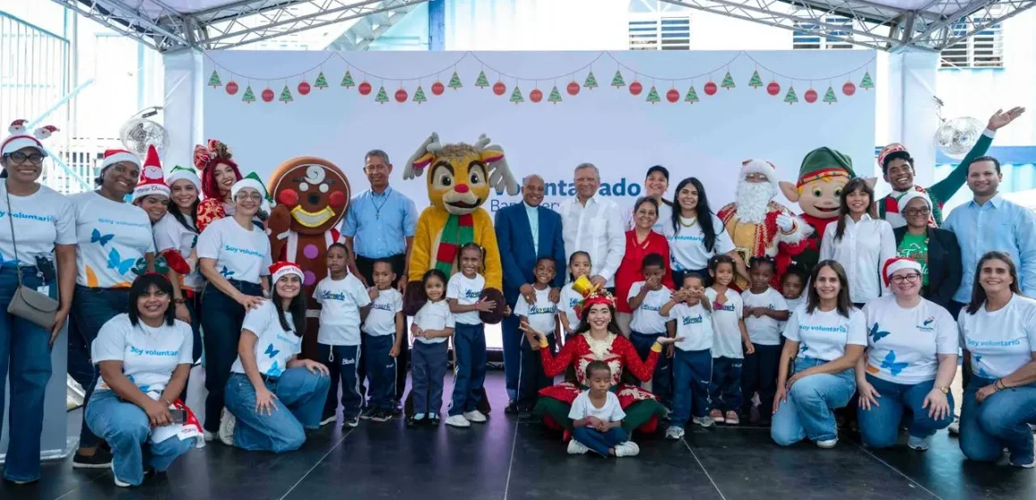 d209c0e9-56e7-47c4-b18f-866d79e3d5d7.jpg Voluntariado Banreservas lleva la Navidad a niños de escuela Movearte