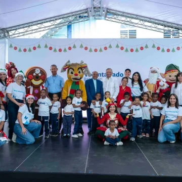 d209c0e9-56e7-47c4-b18f-866d79e3d5d7.jpg Voluntariado Banreservas lleva la Navidad a niños de escuela Movearte