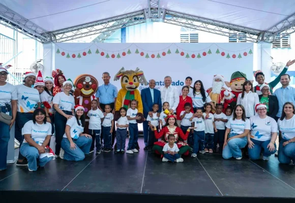 d209c0e9-56e7-47c4-b18f-866d79e3d5d7.jpg Voluntariado Banreservas lleva la Navidad a niños de escuela Movearte