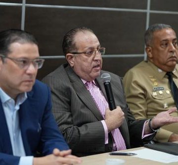foto-1-el-director-de-aduanas-yayo-sanz-lovatón-magín-díaz-ministro-de-hacienda Gobierno continúa trabajos en contra del comercio ilícito asiático